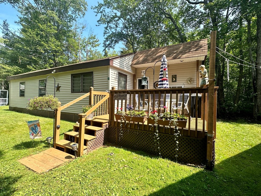 Adirondack  Lake Right Mobile Home in Piseco